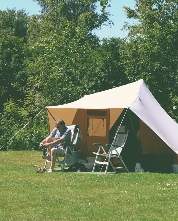 Campers - Met de camper naar Woud op Texel Voel je thuis bij Woud. Ook met je camper. Bij ons geen doorsnee camperveld, maar een relaxte plek waar je kunt genieten van de groene omgeving. Reserveer nu jouw plek! 